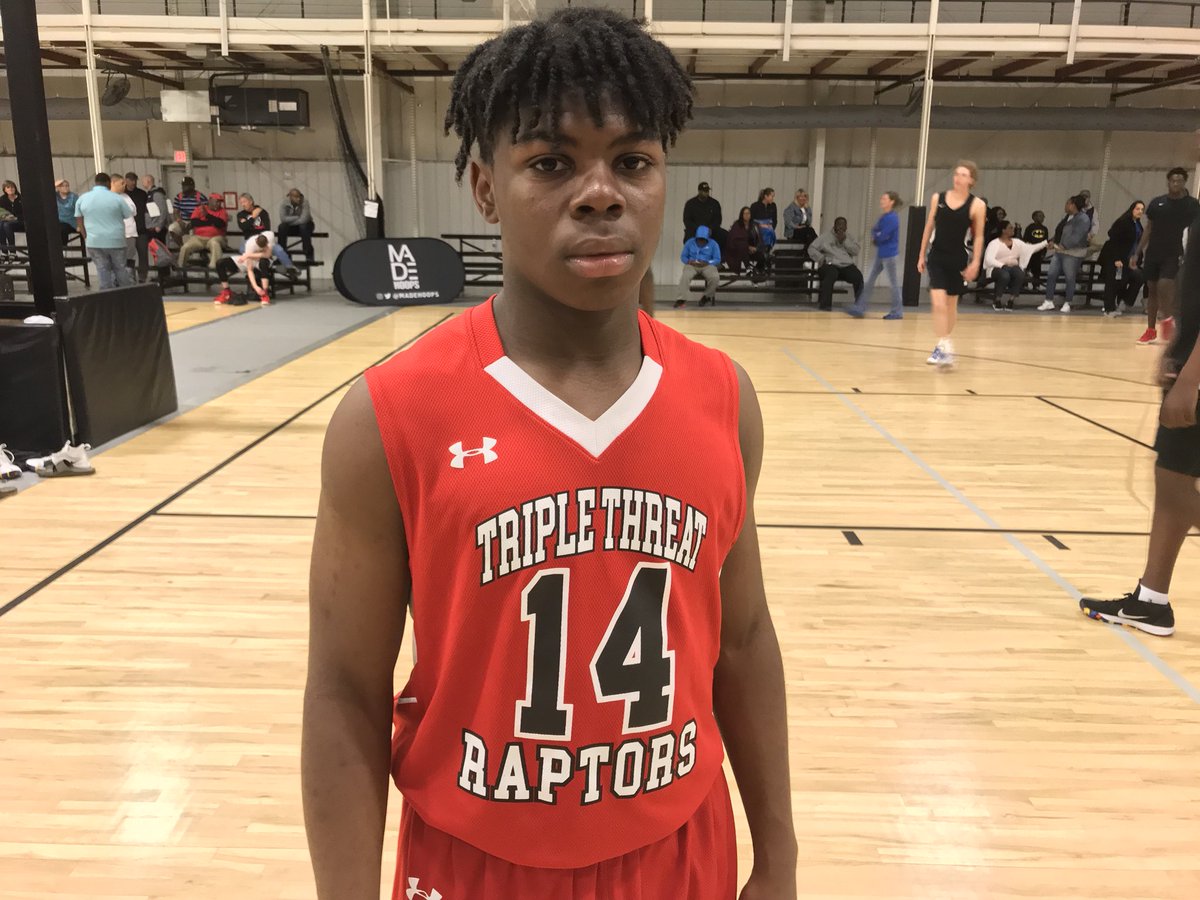 madehoops's tweet photo. 2023 PG Demarcus Singleton showed out for the Triple Threat Raptors (LA) at #TheWarmup. The 5’8” floor general is a bully on both ends of the floor. https://t.co/eXTzQZ784F