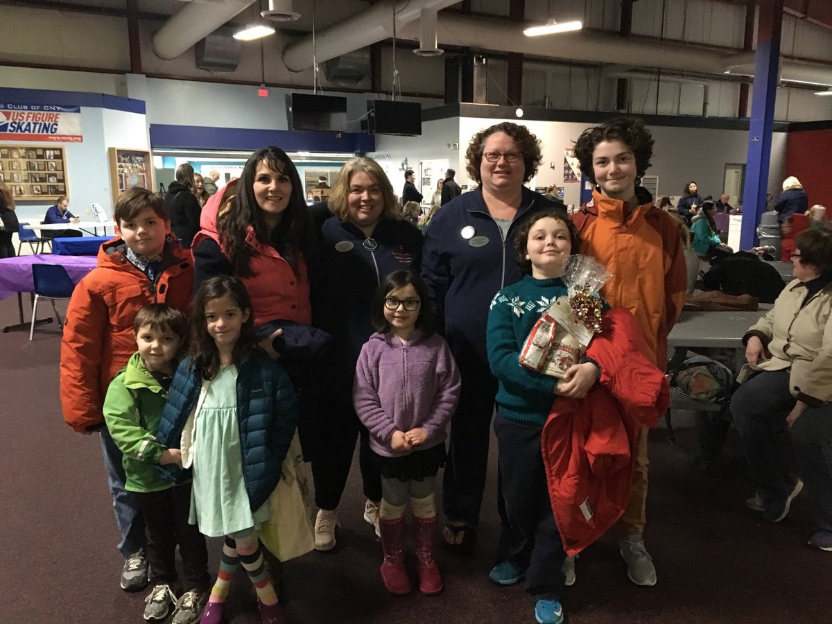 MrsYHinman's tweet photo. ESM Teaching Assistants supported the NYSP at their 1st Annual Hockey Battle of the Troops. thanks to all community members who came out to support this event. ESMTAA sold raffle tickets and buttons. Congratulations to the Gallery family and Karen Usherwood!! https://t.co/ZrXbUtl9nK