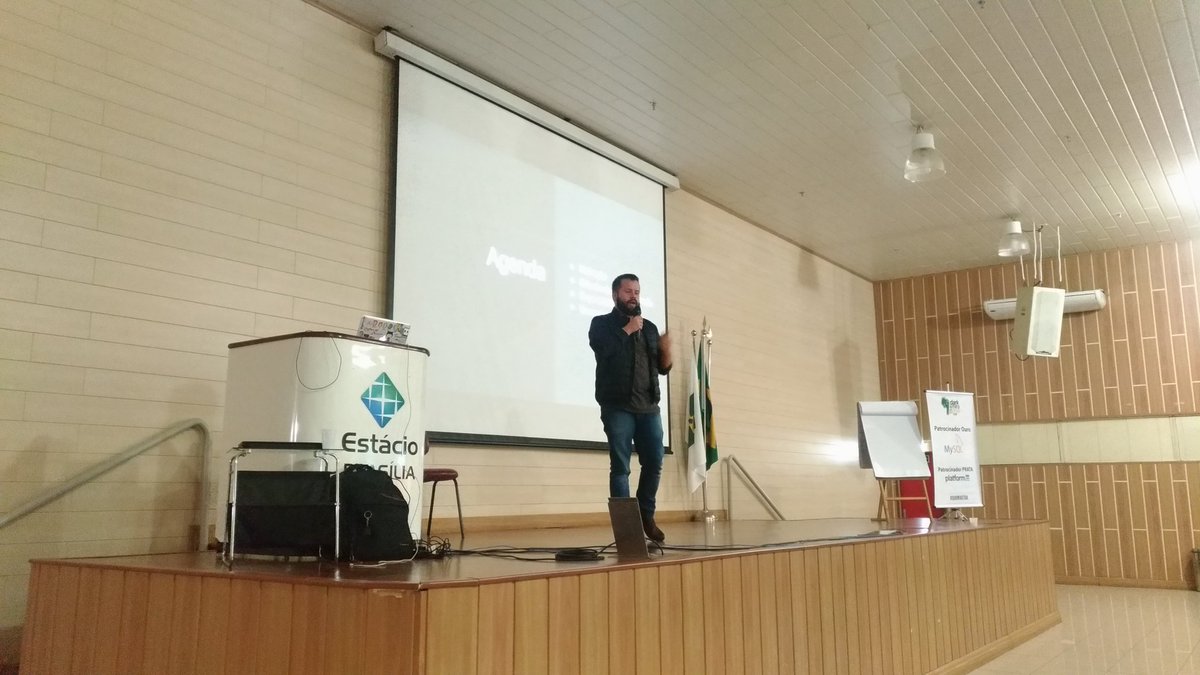 jucycabrera's tweet image. Última palestra do dia com @leonnleite Do legado ao DDD #darkmiratour #phpdf