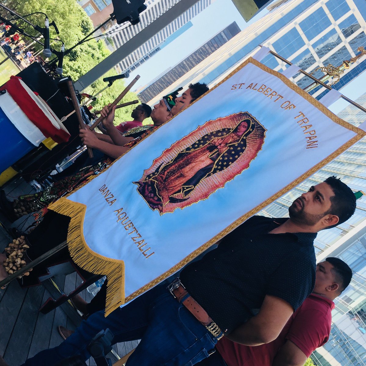 artandpie's tweet photo. A great day to be a Houstonian & a @witshouston teaching writer! β¨ @discoverygreen #discoverygreen10 #wherewordsfly #HoustonAztecDance https://t.co/LdDj35p28T