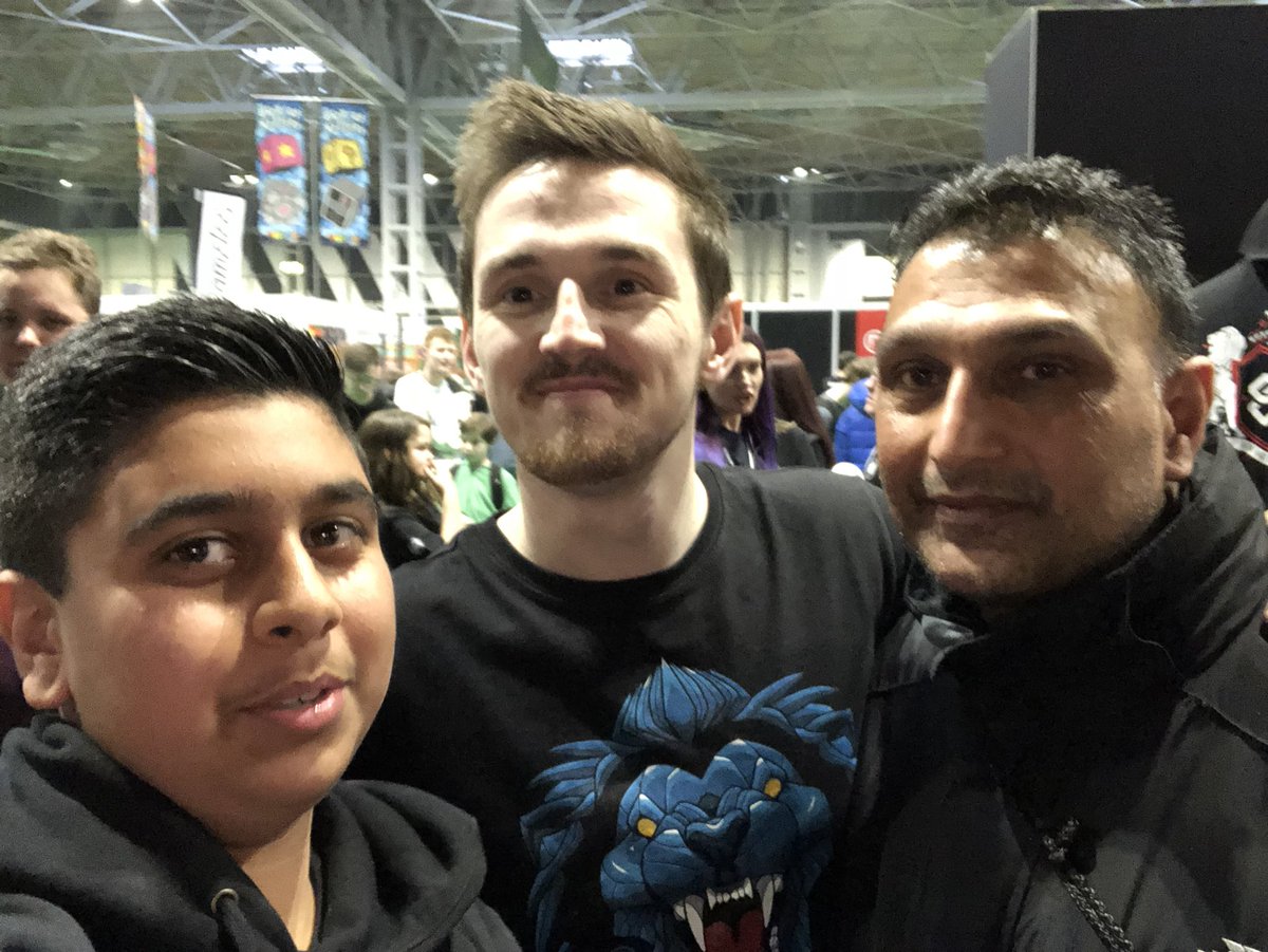 SRKAmarjit's tweet photo. Two weeks ago I met my 2nd inspiration and oh boy I waited 3 hours to meet such a down to earth vlogger. Can’t believe I met you guys you guys made it in the best day of my life . Thanks guys. #sadios @ProSyndicate @SyndicateOG @MummySyndicate https://t.co/eTh2cUnstt