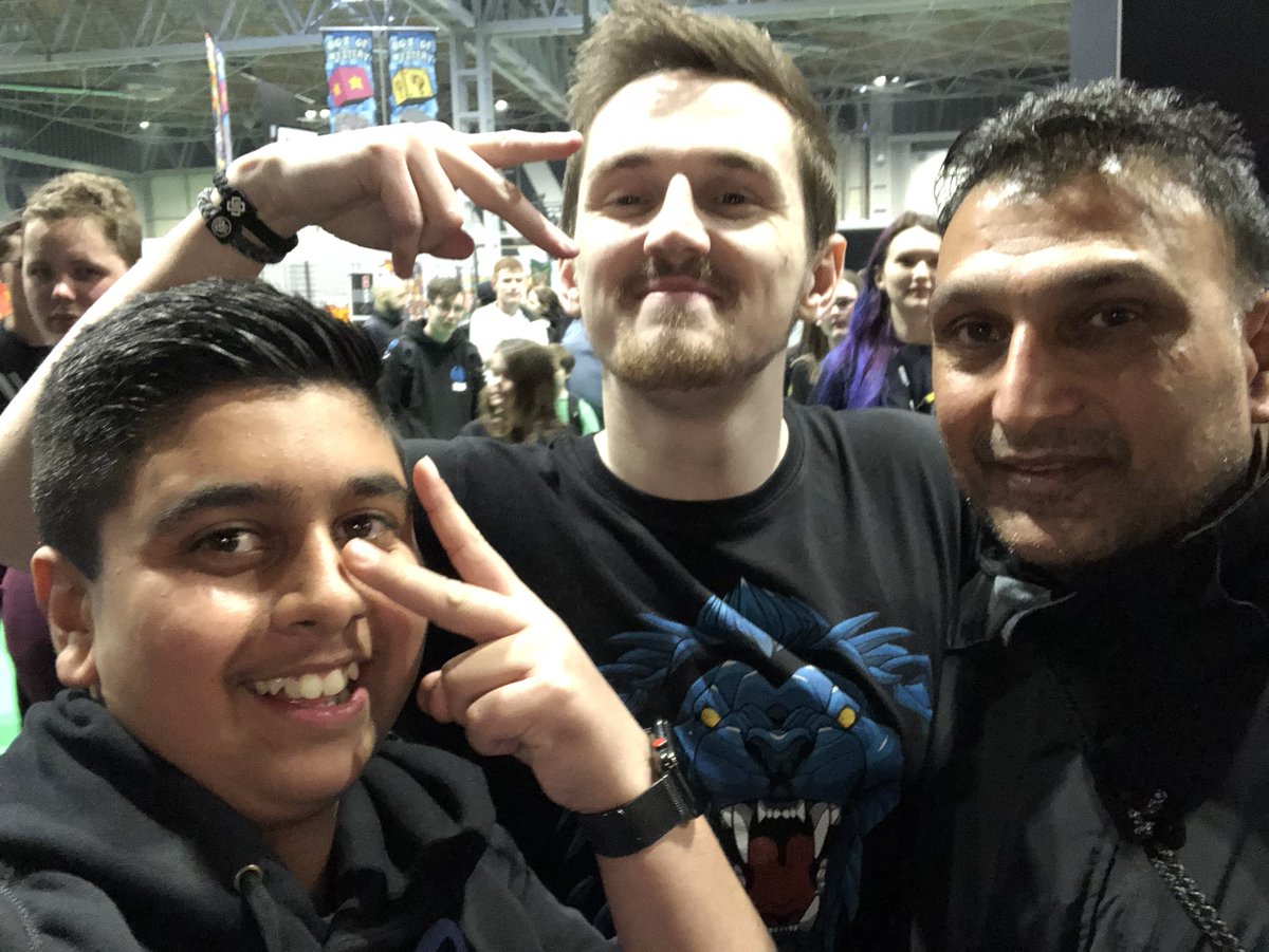 SRKAmarjit's tweet photo. Two weeks ago I met my 2nd inspiration and oh boy I waited 3 hours to meet such a down to earth vlogger. Can’t believe I met you guys you guys made it in the best day of my life . Thanks guys. #sadios @ProSyndicate @SyndicateOG @MummySyndicate https://t.co/eTh2cUnstt