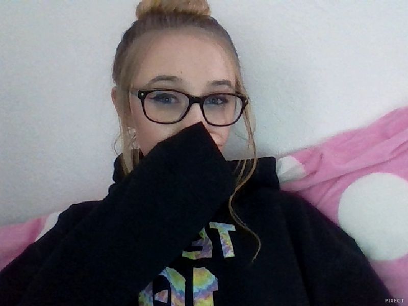 Lexismae23's tweet photo. I was bored so I'm letting everyone know I'm having a good lazy day!!! 😜 https://t.co/m9PMxrfko0