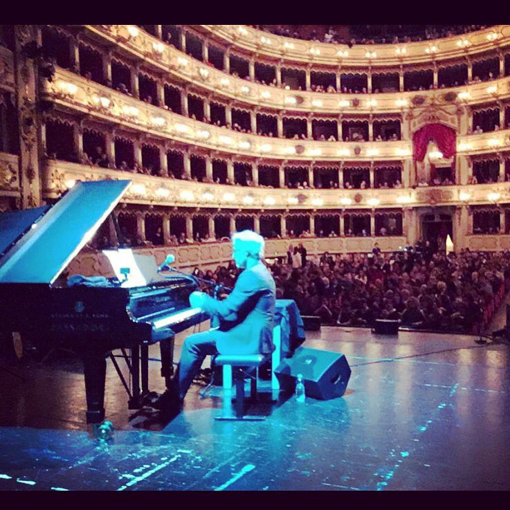 Grazie #jacksavoretti per questa occasione di viaggio tra note ed amicizia. Grazie anche  al suo fantastico pubblico ! #acousticnight #tour #enricogiaretta #specialguest #audi #audiitalia #a6avant #sline #teatroponchielli  #confort #sport #young #top #music #concert #steinway