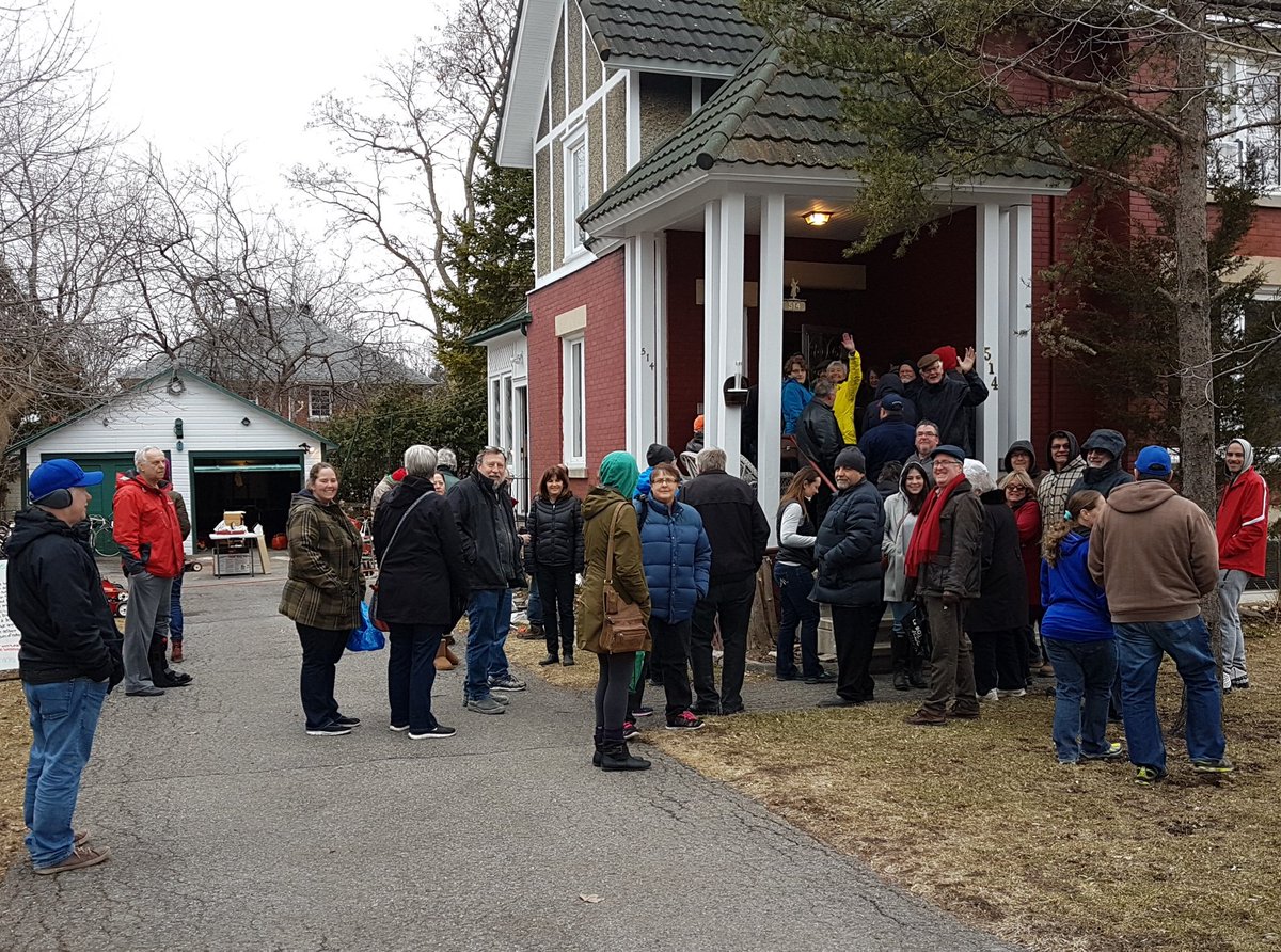 SellmyStuffOTT's tweet photo. Look at those stunning #SellMyStuffers! #Thanks to the THOUSANDS of patrons who navigated our maze-like #Westboro #ContentSale🏡 on Saturday 🐁
#lineupphoto #mousemaze #mowerpalooza #earlybird #514Roosevelt #HighlandPark #extendedhours #tagsale #Ottawa #SellMyStuffCanada🍁 https://t.co/XOY1MaC6MG