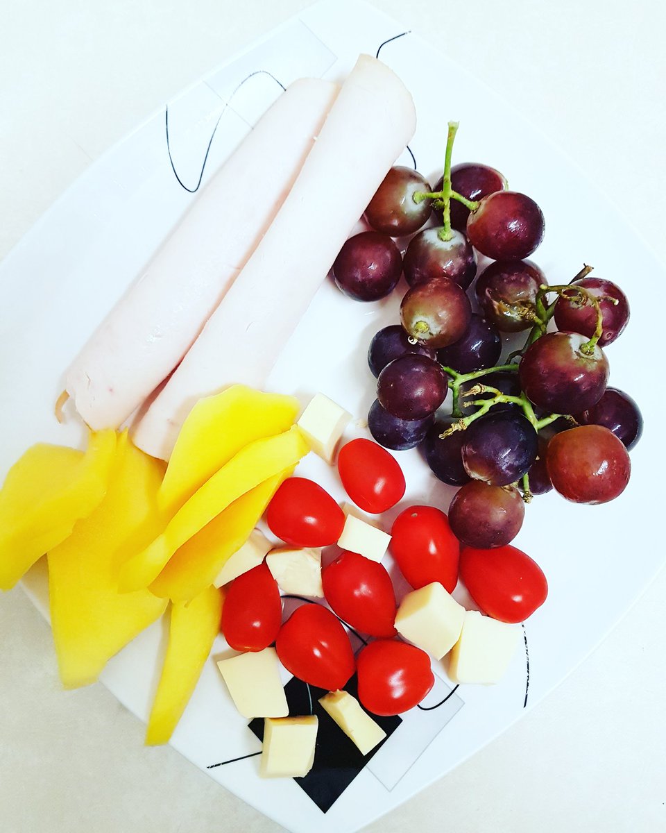 creequivousetes's tweet photo. Un mix haut en couleur 🍃 ma passion pour le salé sucré 🤣🍒🍅🍇 et toi tu as fini comment ton dimanche soir ? 😁🤔
Belle soirée les chouchous 
#nutrition #eatclean https://t.co/P9kQrUKVDc