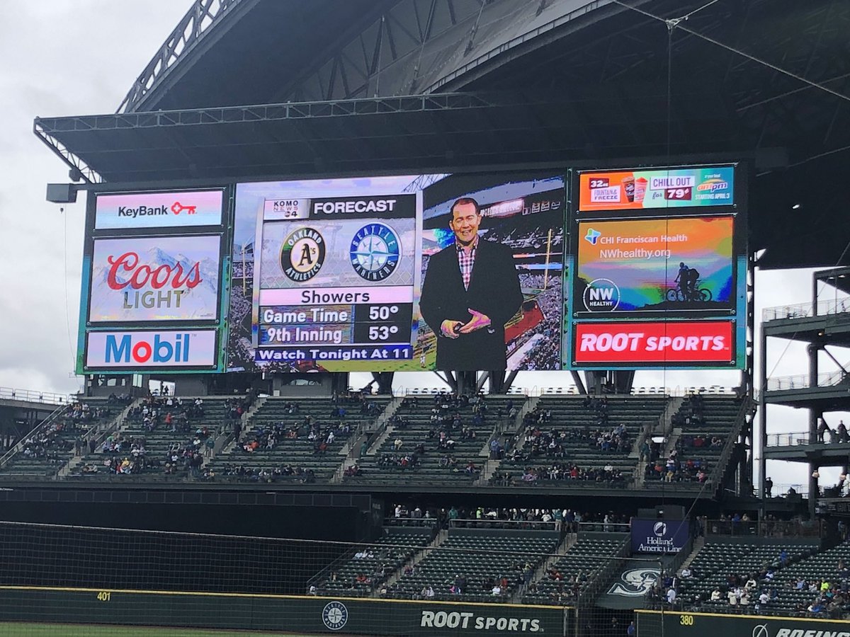 KellyKOMO4's tweet photo. Roof open kind of afternoon here at Safeco. Looking good, @SethonKOMO. #komonews #SundayDateDay https://t.co/x6N1djOd5T