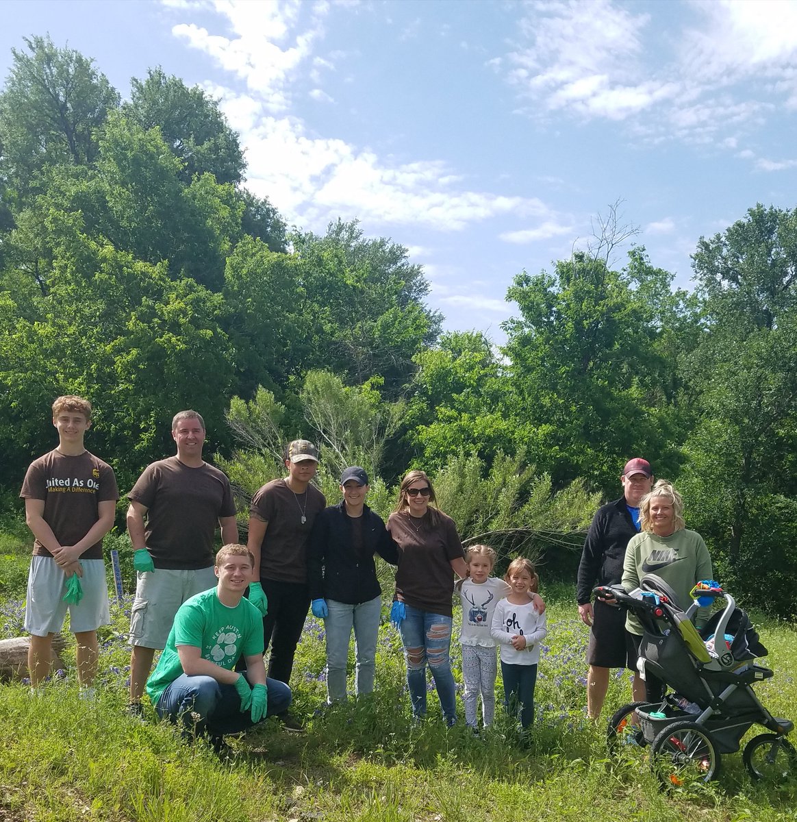 Capital_UPSers's tweet photo. #CapitalDivision @UPS employees #volunteering on #KeepAustinBeautifulDay, East MLK never looked better! https://t.co/I13wRtZpHw