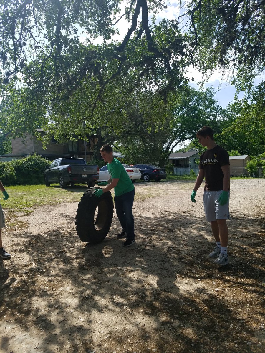 Capital_UPSers's tweet photo. #CapitalDivision @UPS employees #volunteering on #KeepAustinBeautifulDay, East MLK never looked better! https://t.co/I13wRtZpHw