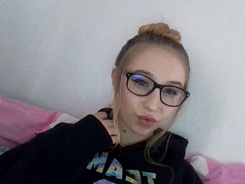 Lexismae23's tweet photo. I was bored so I'm letting everyone know I'm having a good lazy day!!! 😜 https://t.co/m9PMxrfko0