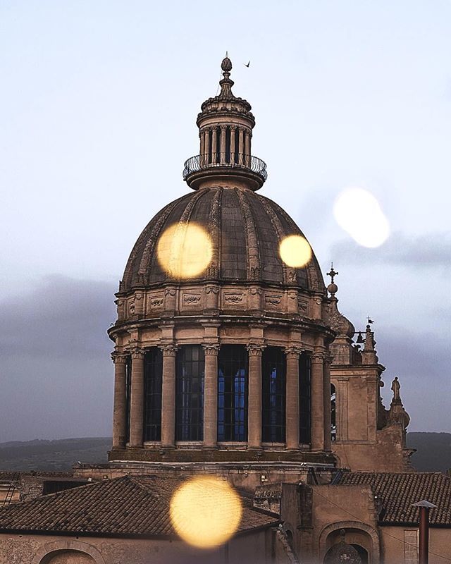 Su #instagram si trovano molti amici, uno di questi è @mario_hevo, uno dei co-fondatori di @sicilianinsta che oggi è venuto a trovarci a #RagusaIbla
📷foto selezionata da <a href="/erikarotella/">🍛 Maraia Curry</a>
#igersragusa #ragusa #sicilia #igersitalia #igerssicilia ift.tt/2EOV2hR