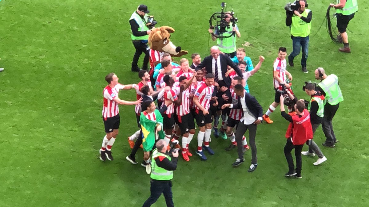 PSV1913's tweet photo. PSV; Dutch Champions of 2017/2018! #PSVAJA #PSVKampioen #championsleague https://t.co/LxlQDztp0I