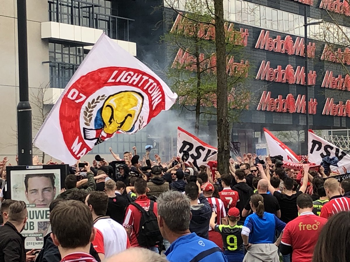 PSV1913's tweet photo. PSV; Dutch Champions of 2017/2018! #PSVAJA #PSVKampioen #championsleague https://t.co/LxlQDztp0I