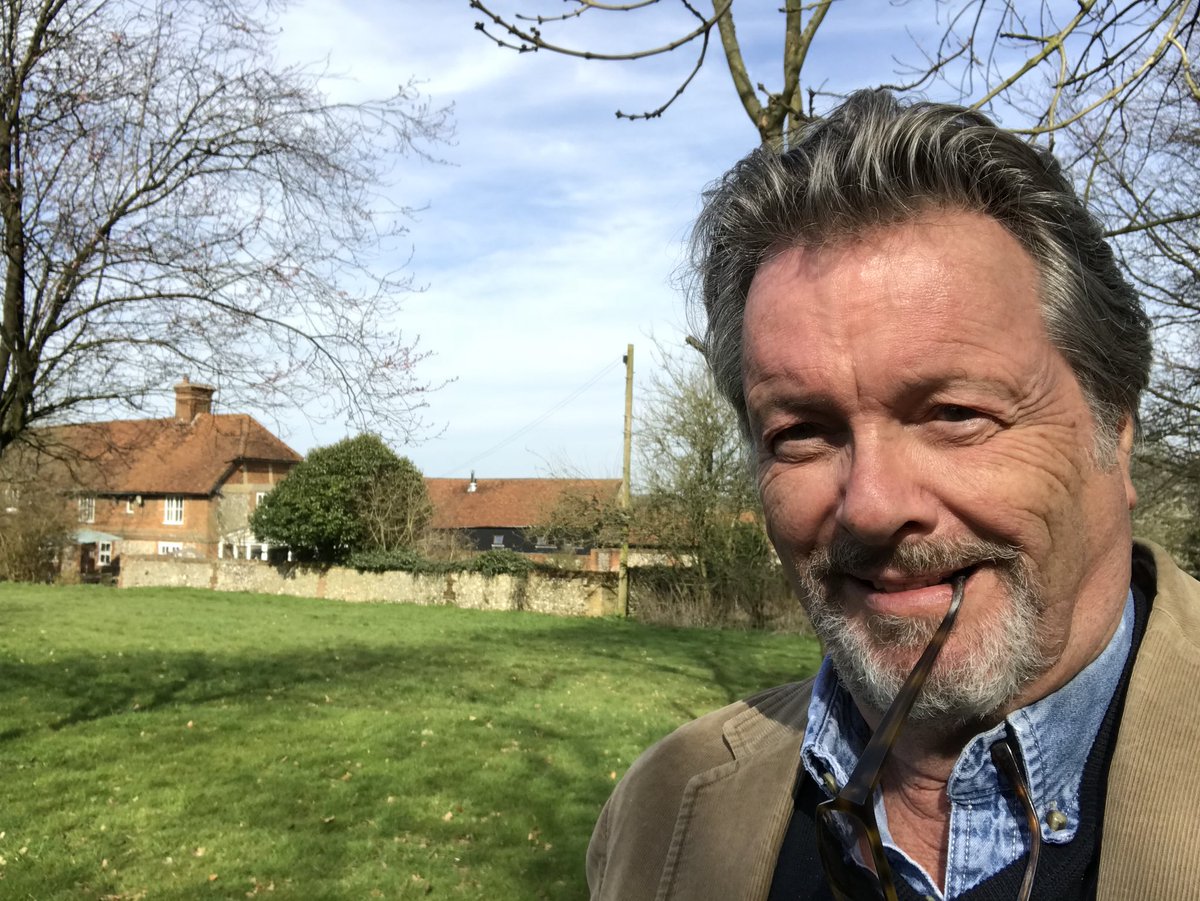 Experimenting with this tweetie business - this is me somewhere in Buckinghamshire which is in the UK - well obviously, look at that house it’s really old.