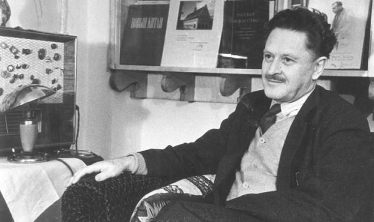 Herkesi insan yerine koyuşlarım..
Hepinize elveda!
Artık ben hiç kimsenin kimsesi olmayacağım.

- Nazım Hikmet