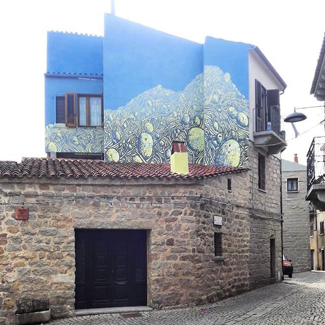 unsardoingiro's tweet image. Quando penso a borghi della Gallura penso al piccolo centro di #Aggius. Un piccolo borgo nel cuore granitco della Sardegna del nord dove lo spopolamento viene combattuto con la cura del centro storico, l'accoglienza, il turismo slow e la street art. 
Pro… ift.tt/2vfC9W7