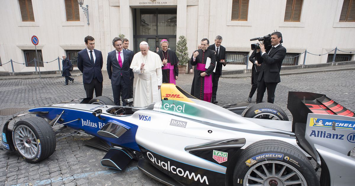 wixtechs's tweet photo. The #Pope blessed an #electric racecar https://t.co/Fpbalu8bBz https://t.co/hwMW9HjARR