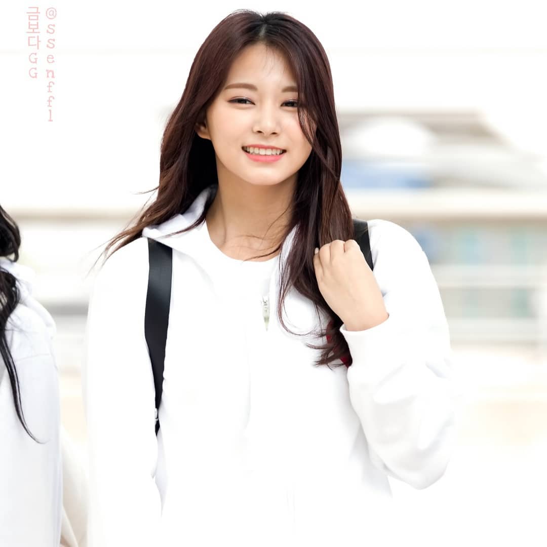 TZUYU_WORLD's tweet photo. [PIC] 180415 Incheon International Airport Departure for Kcon 2018 Japan
cr: ssenffl IG 🔗 https://t.co/CBjCNXE71R

#Tzuyu #쯔위 #子瑜 #ツウィ #Twice #트와이스 https://t.co/DRNnbNgmU7