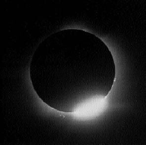ahenk75's tweet photo. The diamond ring effect. https://t.co/6ArSR7fe2T #soleil #sun #solareclipse #space #exploration #sciences #MarchForScience #marchforscience2018 #MarchforScienceDC #MarchForScienceLA https://t.co/M18l7CoBQe