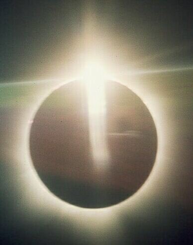 ahenk75's tweet photo. The diamond ring effect. https://t.co/6ArSR7fe2T #soleil #sun #solareclipse #space #exploration #sciences #MarchForScience #marchforscience2018 #MarchforScienceDC #MarchForScienceLA https://t.co/M18l7CoBQe