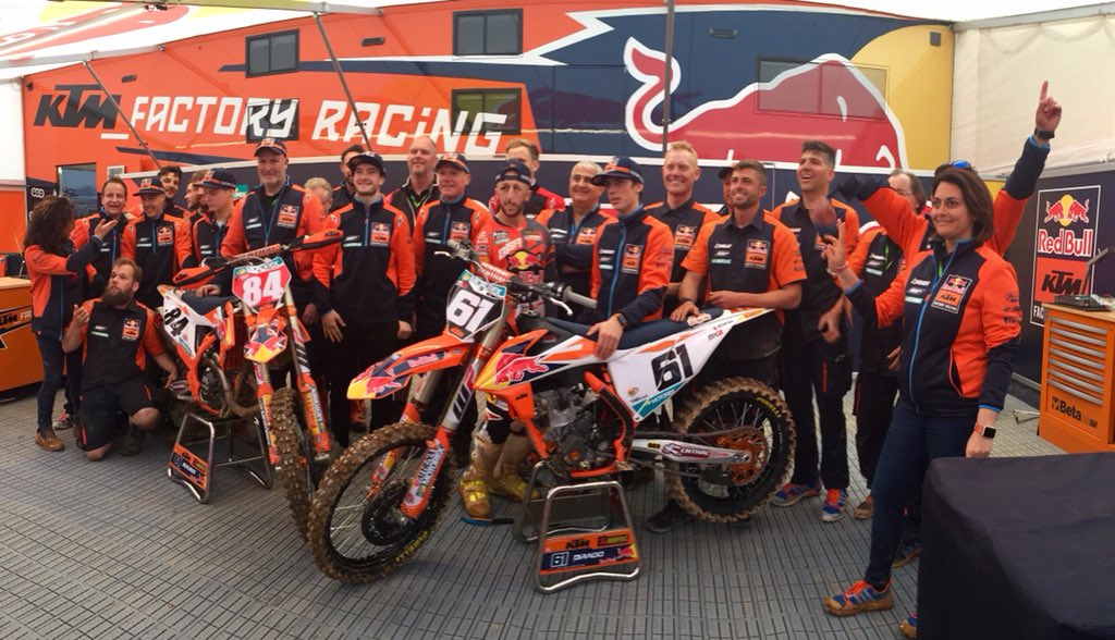 jorgeprado61's tweet photo. Celebrando el doblete en un gran premio inolvidable #MXGPPortugal - Family photo of the best team in the world @KTM_Racing https://t.co/Wkx66koqpu