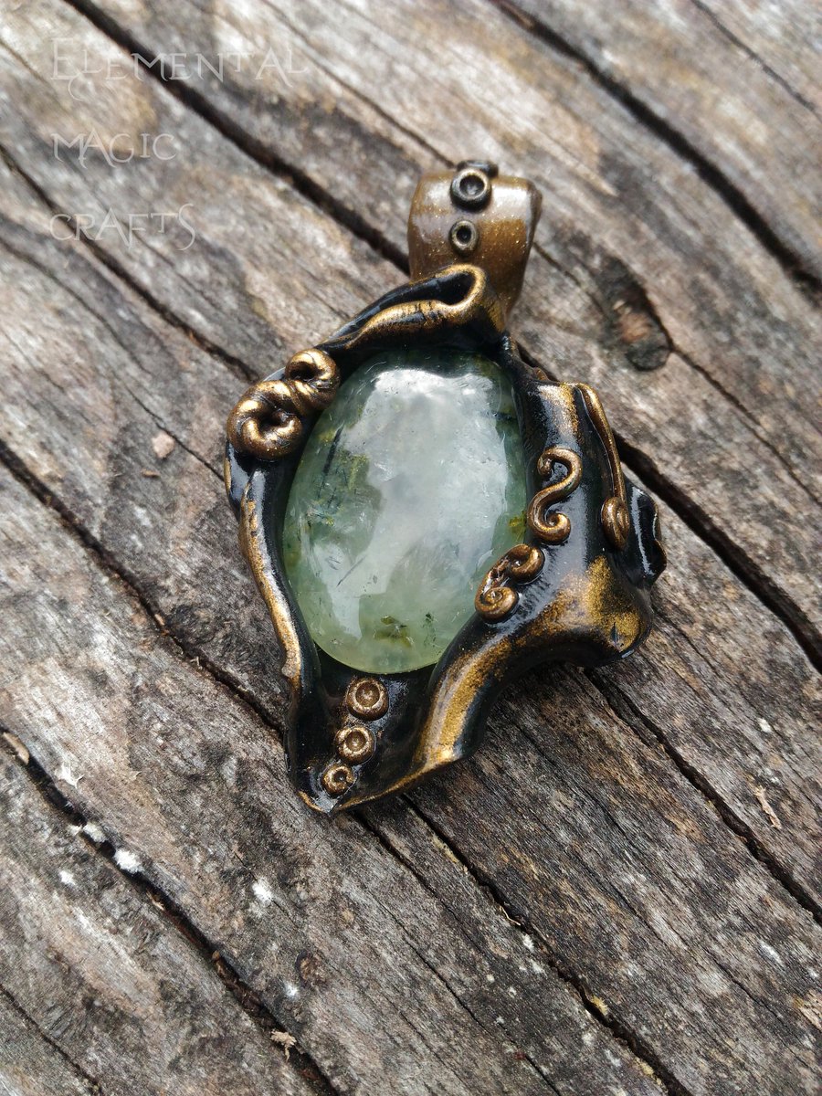 ElementalMagicC's tweet photo. BUY HERE: https://t.co/pq9Kyu2NFH
Hemera
#jewelry #necklace #green #black #yes #unisexjewelry #crystalstone #boho #witchcraft #prenhitenecklace #prenmhitejewelry #prenhitependant #prenhite #handamdejewelry #magicamulet #healingamulet #greenjewelry #uniquejewelry https://t.co/tXJz8Qzpai