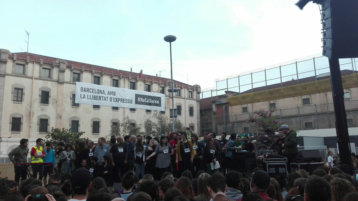 aka_unahater's tweet photo. Aquesta tarda al concert de #NoCallarem. Barcelona, amb la llibertat d'expressió. Música al carrer per combatre la repressió feixista de l'estat espanyol. #EnvoltemLaModel #LlibertatPresosPolítics https://t.co/LXE8XLgjZ6