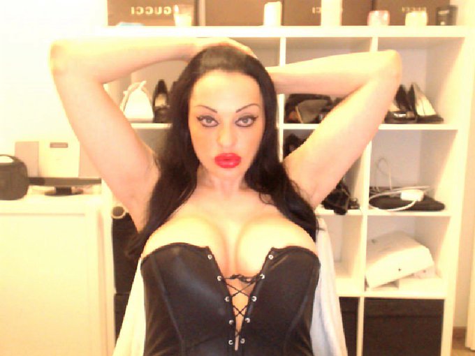 Ich bin ab sofort bis ca 0.30 Uhr vor der Webcam erreichbar! Lady Latoria #bdsm #fetisch #latoria #Femdom#lackundleder