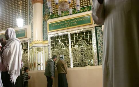 мухаммад похоронен. могила пророка мухаммеда. мавзолей пророка мухаммеда. могила пророка мухаммеда. могила пророка мухаммеда абу бакра умара.