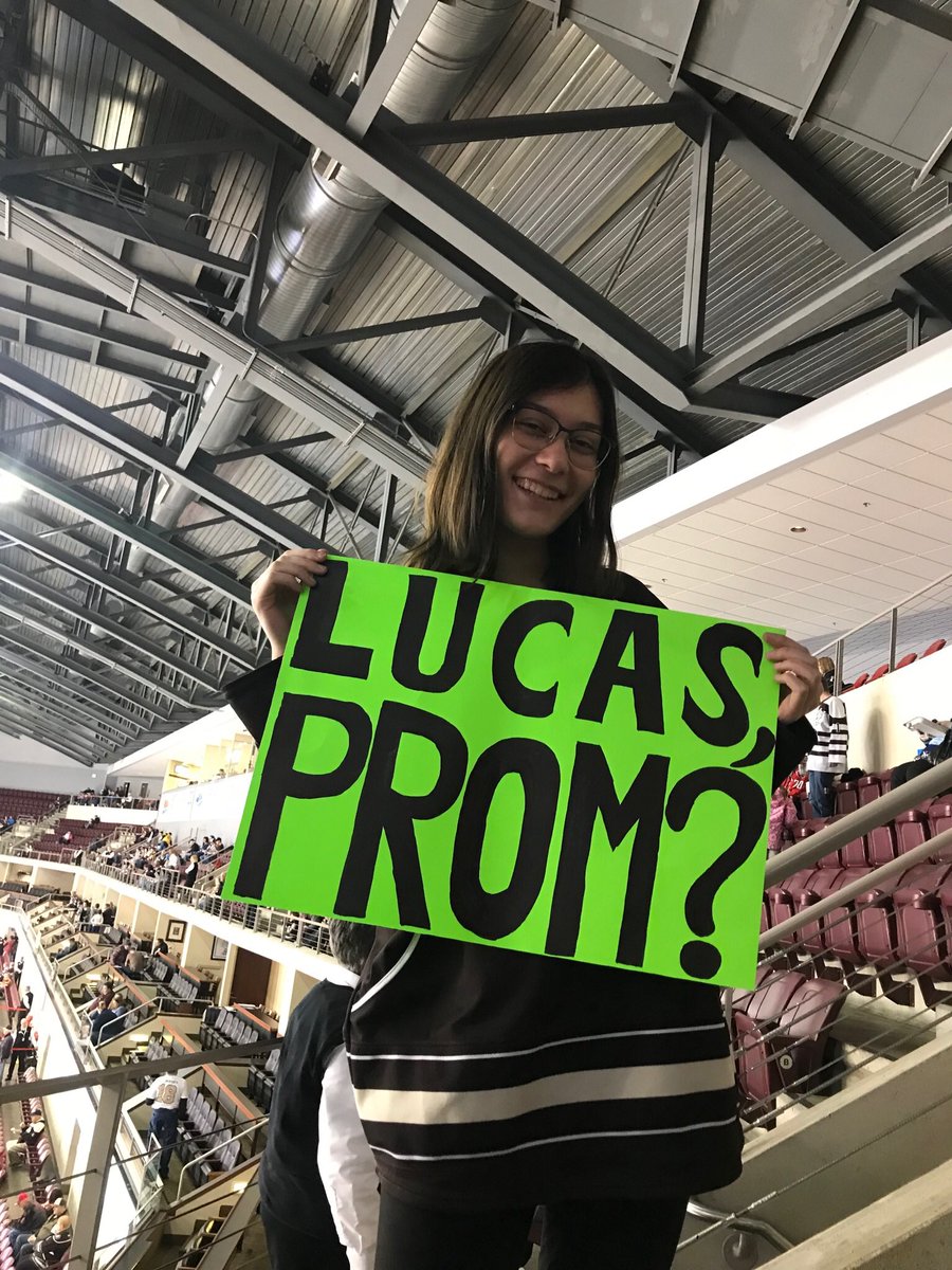 CarmellaTonsic's tweet photo. go big or go home 🤷🏻‍♀️🤷🏻‍♀️
let’s go Bears!! 🍫🐻
#HBHImLovinIt #DefendTheDen https://t.co/D8XgEU3YIm