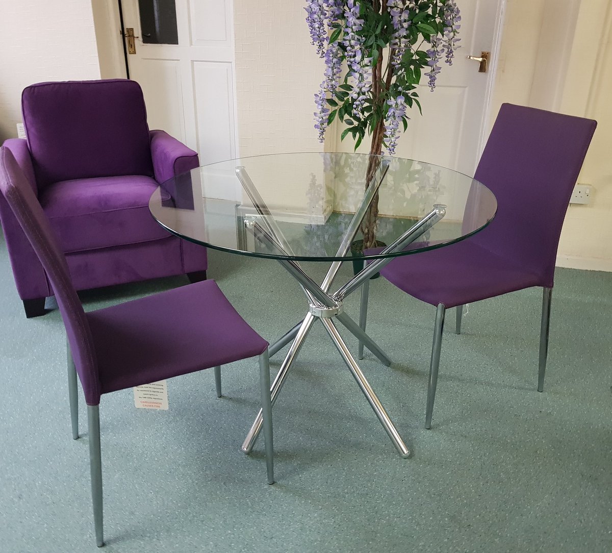 pa_furnishings's tweet photo. Looking for a modern &amp; compact #DiningTable to fit within a small space? This stylish round #GlassDiningTable with chrome look sculptural legs + 4 #DiningChairs is now just £225 to clear! Visit us in store or browse our site to see more #DiningFurniture > https://t.co/ikS5osaL90 https://t.co/ZUd9CjF9yc