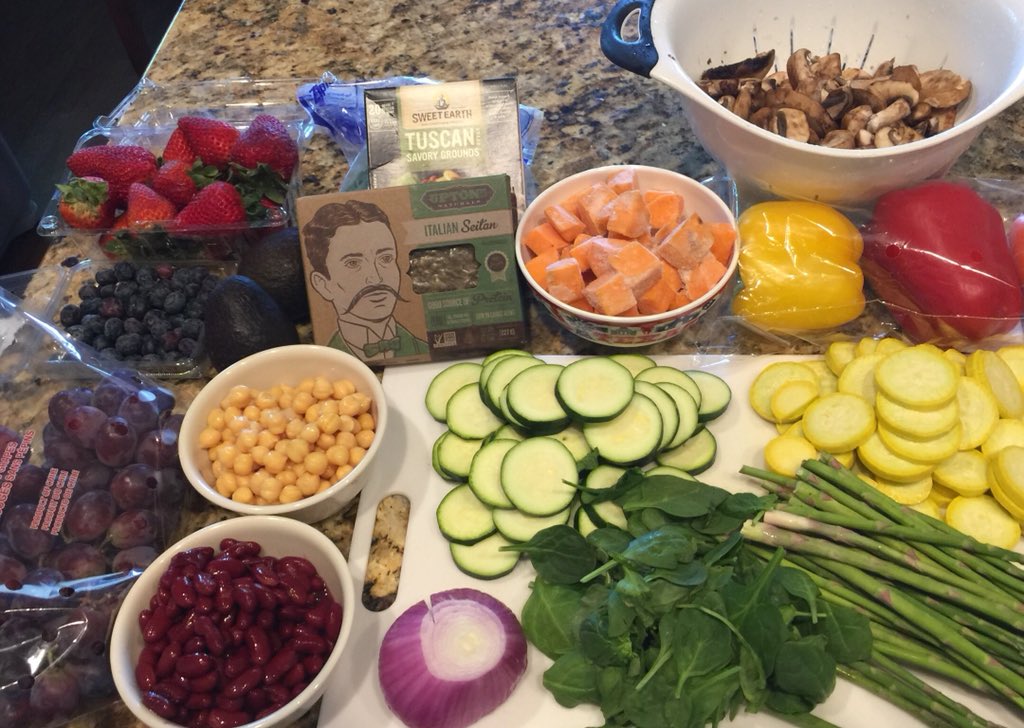 CGVallejo's tweet image. Meal prep for the week!  You can workout &amp;amp; stay strong without meat in MOST of your meals.  It’s Monday thru Friday for me. Gotta look good for the 2018 @EBpolicing conference! Anyone else eat this way? @DrReneeMitchell @JaneMoneypenny @EmWilliamsCCCU #mostlyvegetarian #nosugar