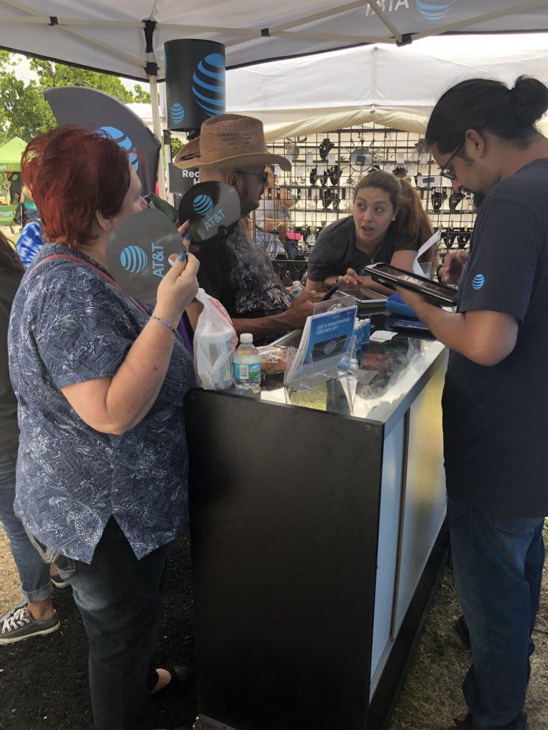 DemmetriusKnow3's tweet image. #OneFLA #TeamAdvanced making moves!. Free Corn hole game for  free bottle of water. Fun stuff :-)Hot!.