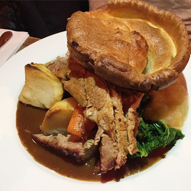 BFinLondon's tweet photo. Ahhh nothing screams more #comfortfood  than a delicious traditional #sundayroast why reinvent what’s already amazing! This is probably my favourite #britishdish and I could have it every single day But then I guess the magic would be gone.. and who the hell is able to work … https://t.co/W7pDT1hufN