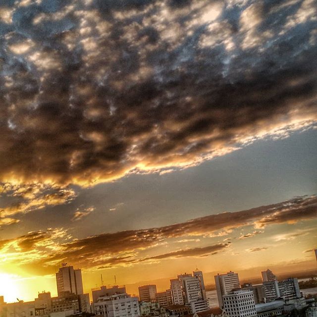 arqsteinleitao's tweet photo. Por do sol nos #ceusdeportoalegre #daminhajanela #sundayinspired #lindodever https://t.co/3ZkEd3R0AR https://t.co/oCkhrmUkzh