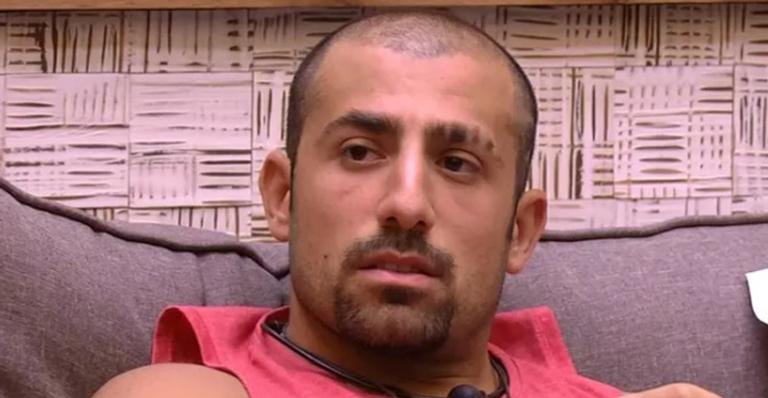 bchartsnet's tweet photo. Curiosidade: Com os prêmios já conquistados por Kaysar no #BBB18, ele consegue tirar sua família da Síria e ainda sobra R$131.588. https://t.co/own2SX4puH https://t.co/ifOp8ZQUxO