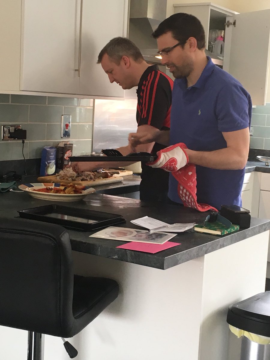 North_East4U's tweet image. #SundayDinner #meninthekitchen