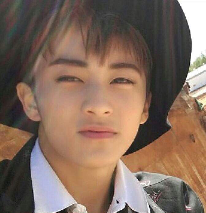 qianrenjun's tweet photo. Mark                              Mark
in  the                           with his
sun                                sun https://t.co/X01mioevqk