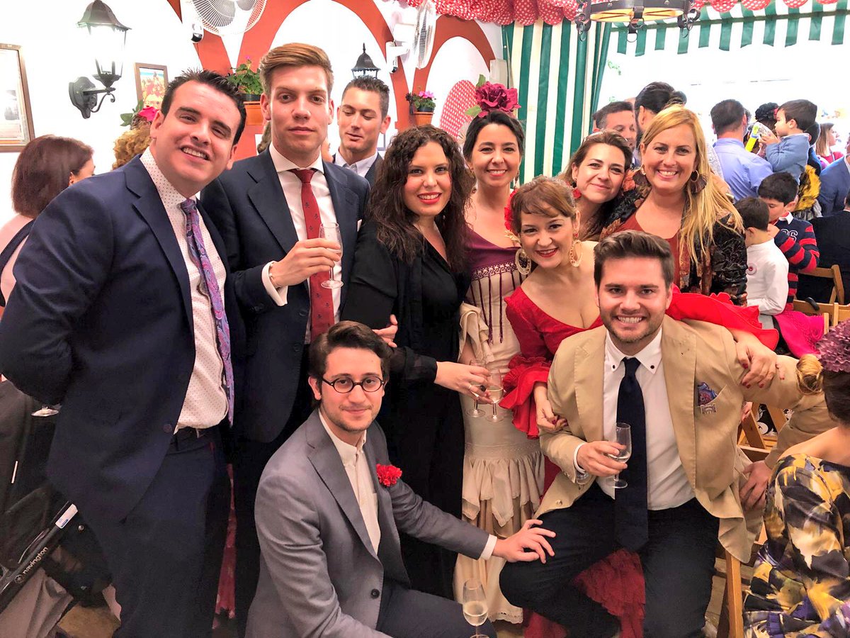 AgusCanete's tweet photo. La #FeriadeSevilla son amigxs, sonrisas y farolillos #FeriaSevilla2018  ¡Que seria de esta fiesta sin estos ratitos! https://t.co/S5KRxYQ0bk