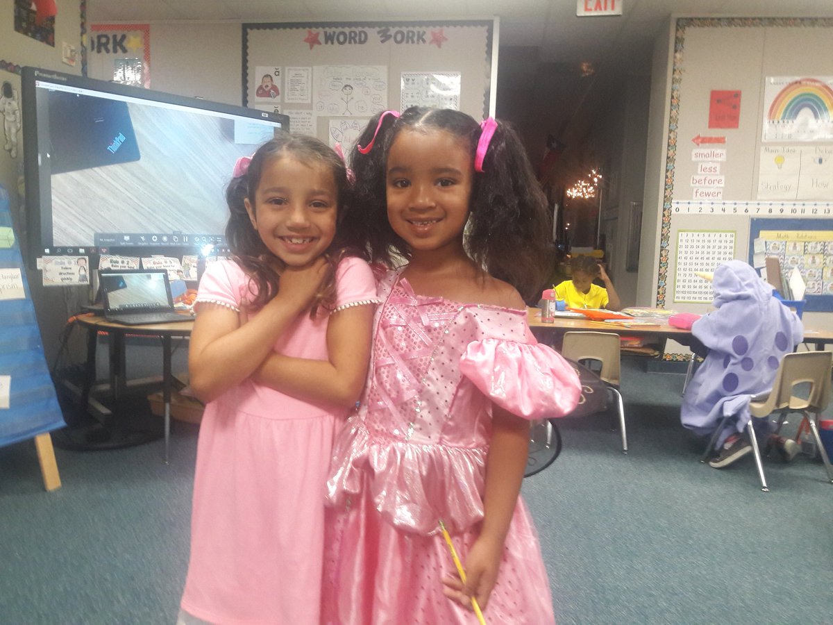 RaiaBeth's tweet photo. We had a great time dressing up as our favorite book characters! https://t.co/eZX21lthzZ