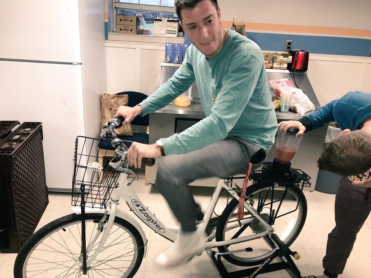 SustainableUMD's tweet photo. Green chapters AOII and ZBT learned about food sustainability today and made smoothies using bike power! #sustainableumd #greenchapter https://t.co/X6C0gALfHx