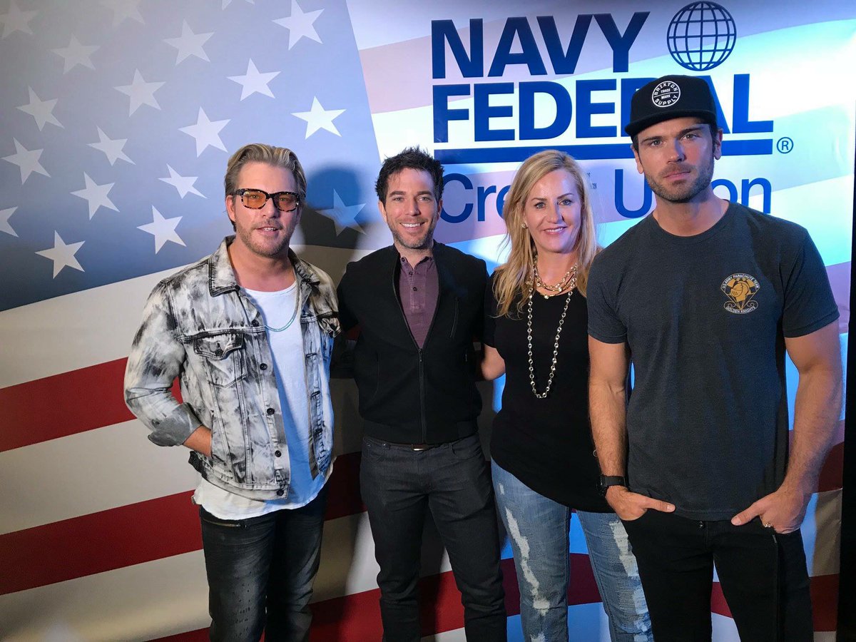 Louisiana2331's tweet photo. .@cwbyall hanging with some of our faves yesterday at @MGMGrand
@TyKellyandChuck + #CWB-#BetterTogether #ACMs #ACMAwards #ACMs2018 #TopShelf #craigwayneboyd #cwbyall #LasVegas https://t.co/9cJ1CjscwI