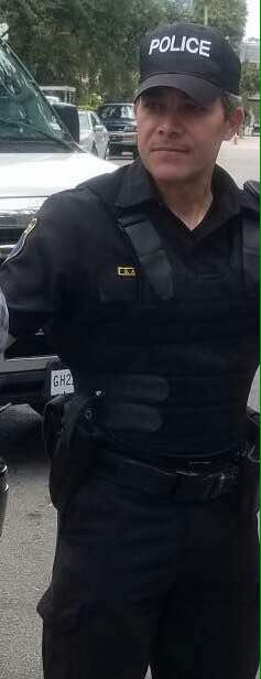 Funpaz2013's tweet photo. Atención @USAenEspanol @GobiernoUSA uno de los militares de la represión en el 2013 en #Lara Rafael Quero Silva se encuentra en #miami trabaja como extra de novelas y dice que no lo deporta nadie.

Ayuden a denunciarlo públicamente haciendo RT masivo https://t.co/Agsu8sHmcN