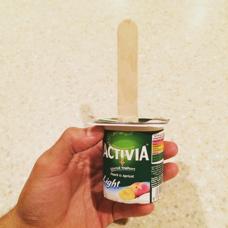 Hackeandov's tweet image. ¿Te gusta el helado de Yogur? Directo al frezzer con un palito y esperar unas horas. Listo! #lifehack #hackinglife #frozenyogurt