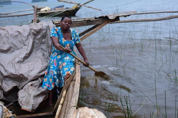 Hasta hace poco, en #Rwanda la #pesca era considerada un trabajo de hombres.

Con apoyo de la FAO, muchas mujeres como Valeria aprendieron a pescar y ahora contribuyen a mantener a sus familias con los ingresos de la venta de sus capturas: buff.ly/2IS38cb

#HambreCero