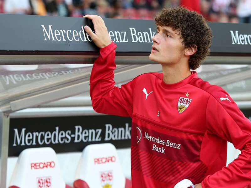 vfbfighter93's tweet photo. @EASPORTSFIFA @VfB_eSports @FUTWIZ @Futhead I think he’s searching his #TOTS Card... https://t.co/AQ2sW2ima1