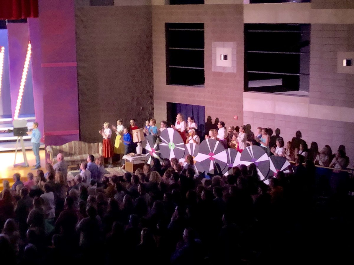 Pettet22's tweet photo. Awesome show!  #FTCSC has sooooo much talent! #WeAreFlashes #FCHStheatre #Hairspray @FTCSC @fc_theatre https://t.co/cjw5SDMzan