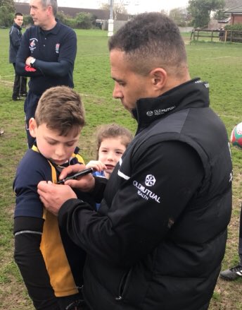 robert_boland's tweet photo. @nolli15 @OMWKidsFirst @ERRFC @davidflatman @Jason15Robinson @EnglandRugby @OMWealthUK @canterburyNZ One very happy boy having his @ERRFC shirt signed by two World Champions! Thanks so much @nolli15 @Jason15Robinson @OMWKidsFirst for such a memorable session this morning https://t.co/31ucA4wVaS