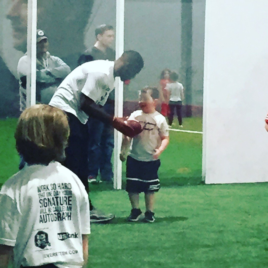 klovex12's tweet photo. @JT_theQB4th showing my boy the right way to throw. So thankful. Another amazing camp by @everett_sm camps.
#thirdcamp
#jtbarrett
#ohiostate https://t.co/7BUNcS0RIp
