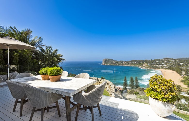 ReconDaily's tweet photo. This charming home’s prime ridgeline position between Palm and Whale Beaches offers spectacular panoramic #views. For sale by #PeterRobinson of LJ Hooker Palm Beach. See more: https://t.co/jA4lcfvrDX
#PalmBeach #WhaleBeach #oceanfronthome #oceanviewhome #NSW @ljhooker https://t.co/E4NoQPDUZ6